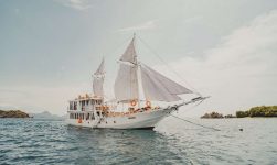 tour labuan bajo dengan kapal phinisi