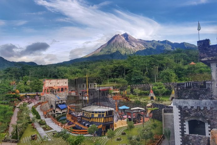 wisata The Lost World Castle